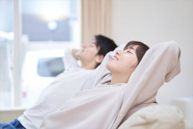 表情と姿勢に注意する